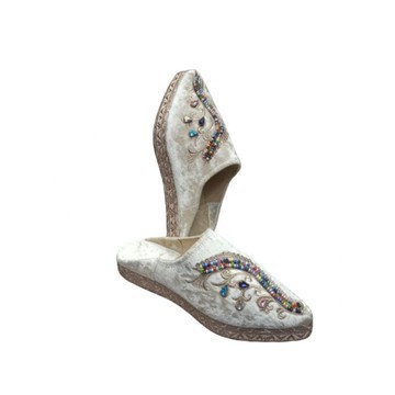 Handcrafted feminine fashion slipper