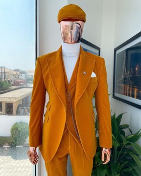 Un costume monochrome rechargé « Peaky Blinders »