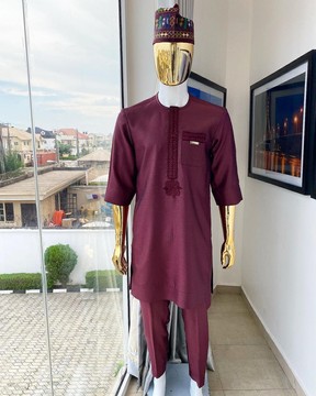 Un tissu à motif cachemire 3/4 rouge cerise foncé caftan indigène sénateur traditionnel.