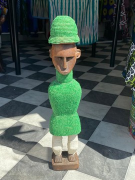 Statue NAMJI en bois avec des perles
