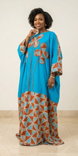 . ​Boubou Élégant en Adire et Appliqué Floral