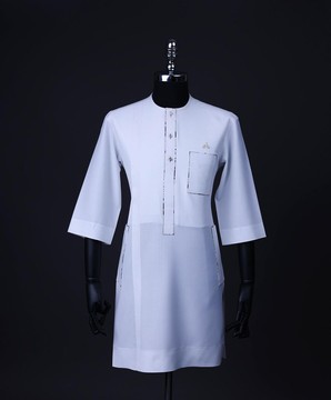 A Blanc, détails cachemire, rabat avant avec boutons Swarovski, poche plaquée, caftan à manches 3/4