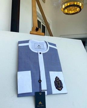 Un caftan à carreaux bleu et blanc à carreaux