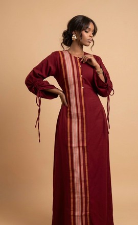 Élégante robe maxi bordeaux avec panneau à rayures verticales — robe kaftan à manches longues et poignets noués