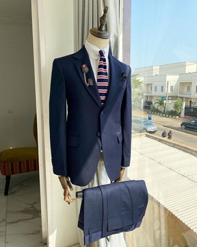 Un costume sur mesure bleu marine