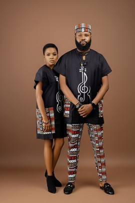 Tenues assorties élégantes en imprimé africain pour couple : élégance moderne et charme culturel