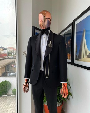 Un costume à revers châle noir anthracite