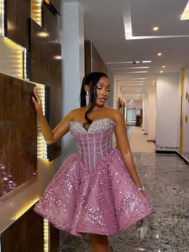 Élégante robe courte rose pour anniversaire, gala, réception et mariée
