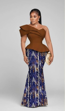 Robe péplum sculptée « Amethyst Bloom »