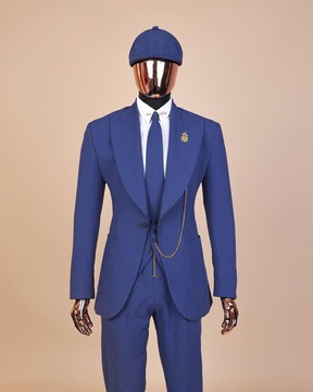 Un "peaky blinders" bleu marine, tissu seer sucker, tricoté, costume à revers en pointe