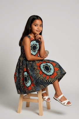 La Robe "Soleil" en Wax – Confort et Couleurs pour vos Enfants