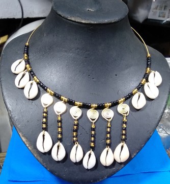 Collier coquillage cauris, collier africain, collier en laiton