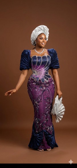 Robe sculpturale à motif d’éventail violet et bleu marine nuit