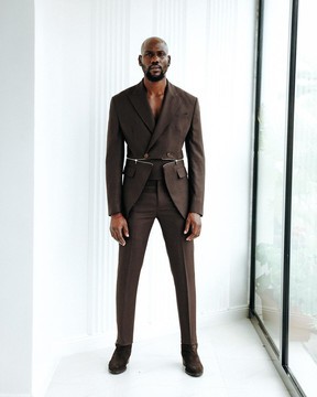 Un costume à carreaux nobles monochromes marron et noir Hickory, tricoté, à double boutonnage et à revers en pointe avec fermeture éclair