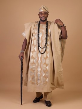 Ensemble Agbada brodé doré nude – Tenue traditionnelle yoruba pour homme en 4 pièces avec Fila assorti