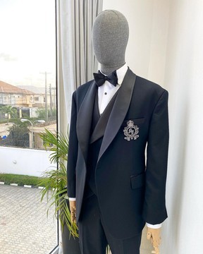 Un costume de smoking à revers châle en laine mérinos Jorgecari noir anthracite