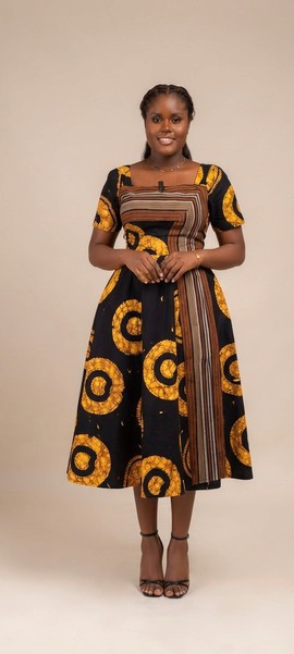 Robe midi pour femme à imprimé Ankara d’inspiration africaine.
