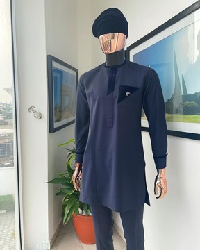 Une broderie monochrome bleu marine rechargée avec un caftan détaillé en velours italien imbibé