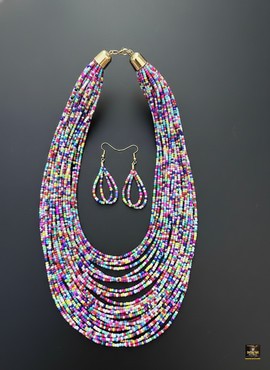 Ensemble collier multirang en perles de rocaille prismatiques et boucles d’oreilles en forme de goutte