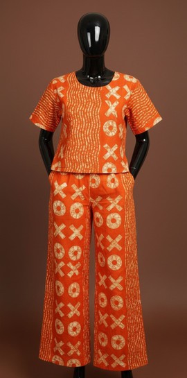 Tenue orange audacieuse à imprimé XOXO