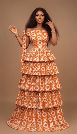 Robe maxi à volants imprimée orange et blanc