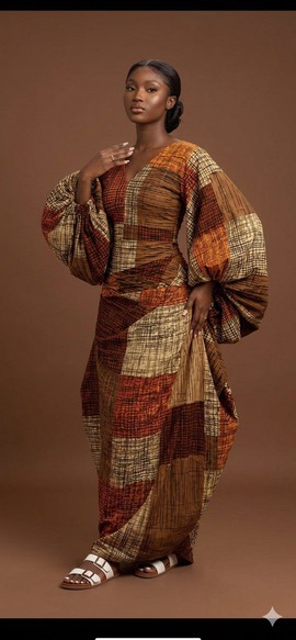 Robe à imprimé patchwork dans des tons naturels, col en V et manches lanternes spectaculaires