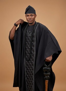 Ensemble Agbada noir brodé 3 pièces avec chapeau Fila assorti