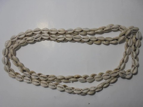 2 colliers de perles cauris Maasai du Kenya