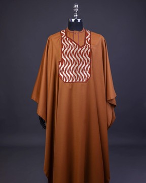 Un brun fauve, des détails de broderie à motifs mille-pattes, un caftan de sénateur traditionnel à manches 3/4
