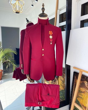 Un costume du «7e bataillon» rechargé par Wine avec une parure en or