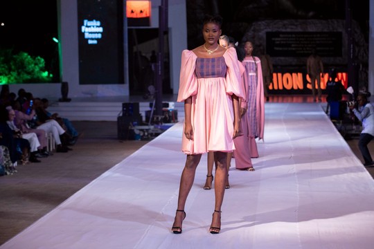 Robe Oyemi Rose poudré