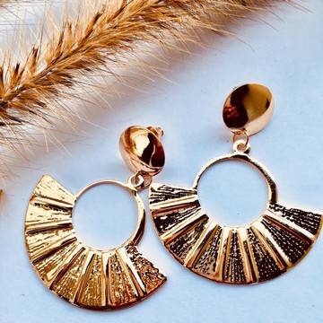 Magnifique paire de boucles d’oreilles en acier