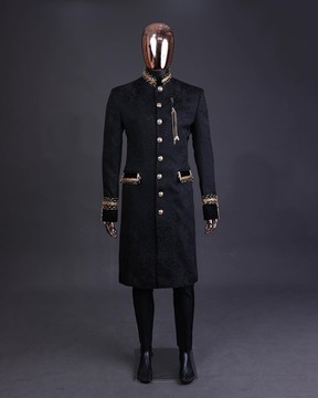 Le trench-coat de cérémonie noir "Prince of Persia" et le pantalon de smoking taille haute.