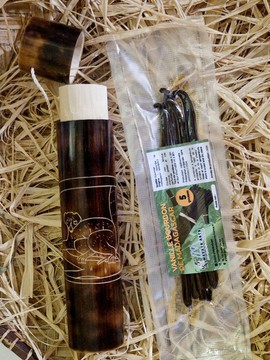 Tube artisanal en bambou et 5 gousses de Vanille de Madagascar 16-18cm /Collection VAVASAHA