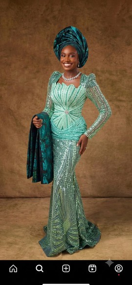 Robe ajustée vert menthe ornée de décorations