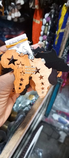 Boucles d'oreilles/Bijoux en bois clair femme africaine