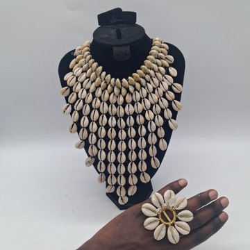 Ensemble collier ras-de-cou à franges de coquillages cauris et bague fleur en laiton, fait main par les Maasaï