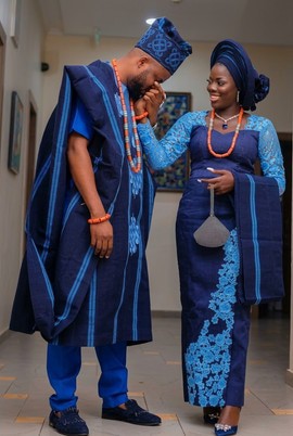 Ensemble de couple en Aso Oke bleu marine | Ensemble Agbada et robe en dentelle avec Gele et Ipele | Tenue traditionnelle nigériane