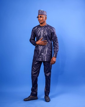 Un col évêque bleu nuit, rabat latéral, caftan de sénateur africain natif