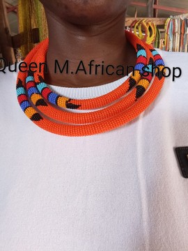 Colliers mi-longs femmes africaines