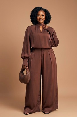Élégant haut marron chocolat en satin avec ouverture goutte d’eau et pantalon plissé à jambes larges