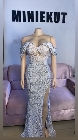 Robe longue blanche à sequins