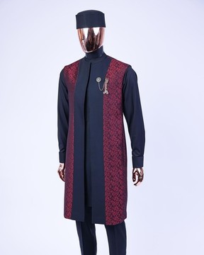 Un caftan à manches longues noir anthracite, une veste kimono dispersée bordeaux et noire