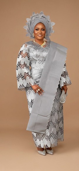 Ensemble Aso Ebi en dentelle grise : blouse, pagne et gele structuré