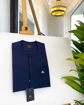 Un caftan traditionnel bleu nuit de sénateur originaire.