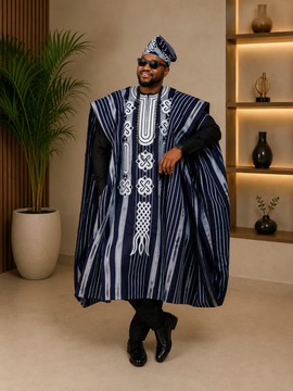 Ensemble Agbada Aso Oke rayé bleu marine pour homme – Robe blanche brodée avec calotte assortie