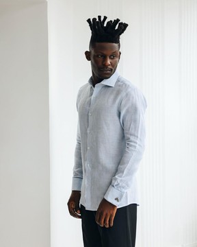 Une chemise décontractée en lin à rayures blanches et bleu ciel.