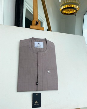 Un bleu marine, rabat avant avec des détails de patch de broderie à la main indienne caftan natif