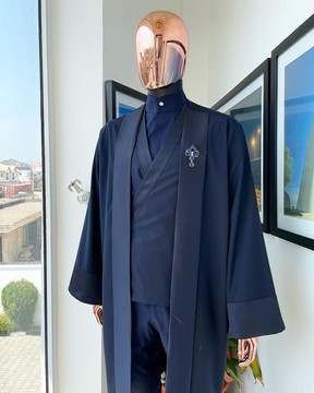 Un costume Cloxedo "Samouraï" bleu nuit monochrome