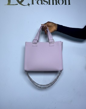 Élégant sac cabas mauve avec bandoulière à chaîne